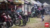 Pelaksanaan road race di level kejurda atau club event biasa menggunakan paddock atau garasi dengan penampilan sederhana, menggunakan tenda dan terlihat lebih terbuka. (CNN Indonesia/Artho Viando)