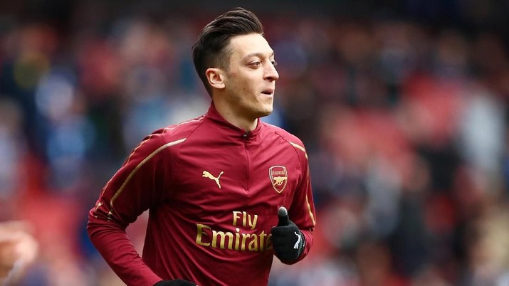Soccer Football - Premier League - Arsenal v Brighton & Hove Albion - Emirates Stadium, London, Britain - May 5, 2019  Arsenal's Mesut Ozil during the warm up before the match   REUTERS/Hannah McKay  EDITORIAL USE ONLY. No use with unauthorized audio, video, data, fixture lists, club/league logos or 