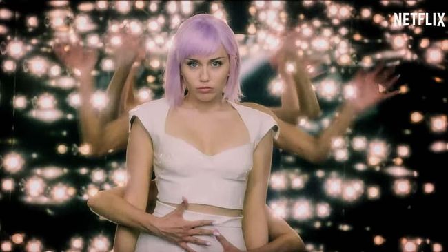 Miley Cyrus Ungkap Sisi Gelap Musisi lewat 'Black Mirror'