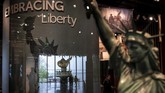 Pengelola berharap dengan museum itu pengunjung kembali merunut sejarah bagaimana Patung Liberty menyambut imigran ke AS selama bergenerasi-generasi. (Drew Angerer/Getty Images/AFP)
