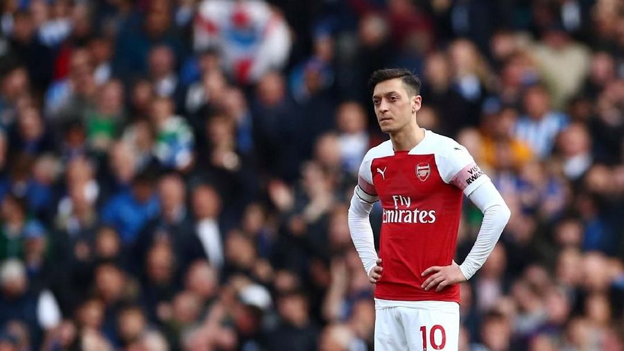 Pemain sepak bola berdarah Turki, Mesut Ozil, yang juga bermain untuk klub Arsenal telah dihilangkan dari game Pro Evolution Soccer (PES) untuk ponsel di China.