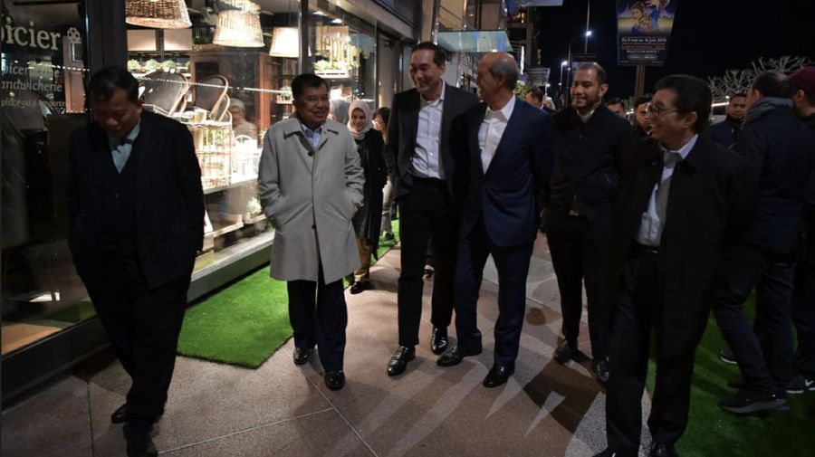 Suasana lobi Hotel Beau Rivage Geneve Swiss tengah malam waktu setempat ramai dengan pengunjung, meskipun cuaca begitu dingin.