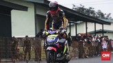Kejuaraan road race memberikan keuntungan yang cukup menjanjikan untuk penyelenggara. Untuk road race level kejurnas, penyelenggara bisa meraih pendapatan hingga ratusan juta rupiah. (CNN Indonesia/Artho Viando)