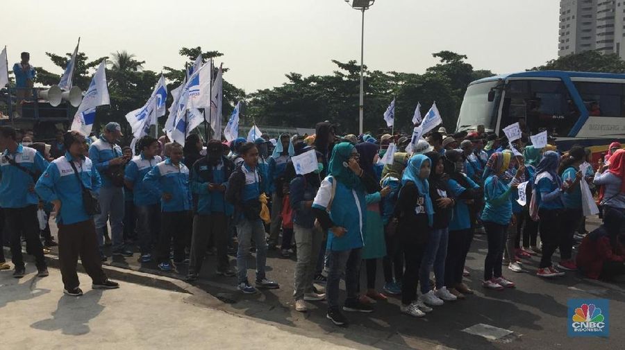 Kalangan buruh mengambil sikap menolak gagasan revisi UU ketenagakerjaan karena dianggap bakal mengurangi kesejahteraan mereka.