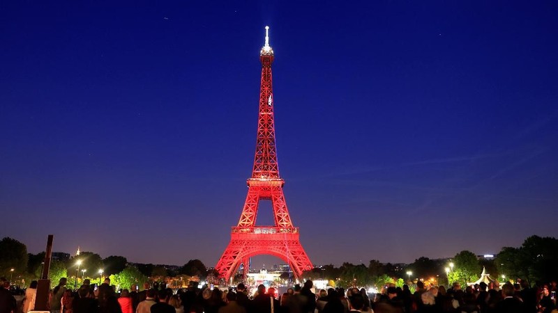 Rayakan hari jadi ke-130, menara Eiffel menampilkan kerlap-kerlip kemewahan lampunya pada malam hari.