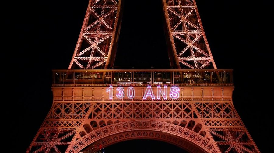 Rayakan hari jadi ke-130, menara Eiffel menampilkan kerlap-kerlip kemewahan lampunya pada malam hari.