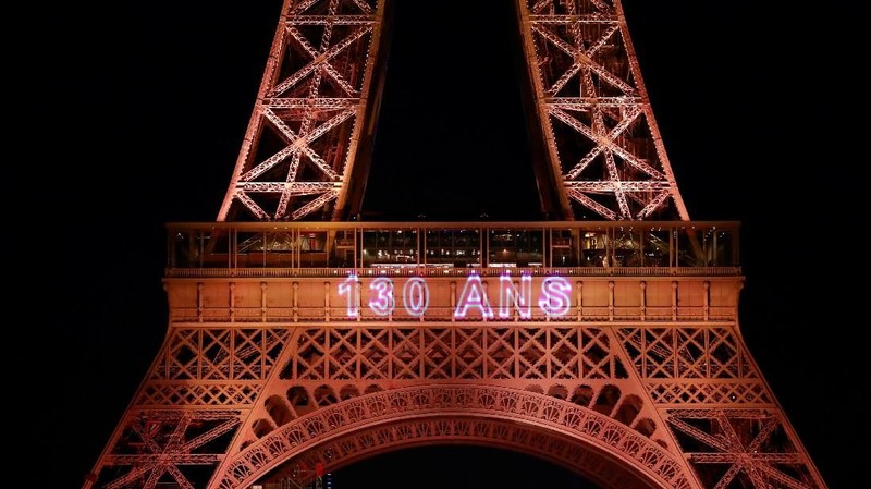 Rayakan hari jadi ke-130, menara Eiffel menampilkan kerlap-kerlip kemewahan lampunya pada malam hari.