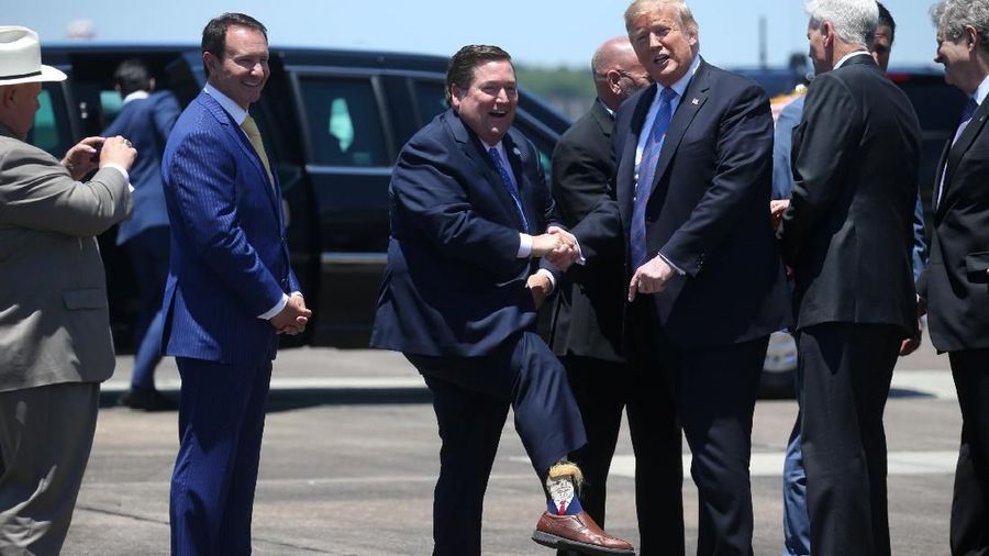 Sambutan Donald Trump saat berkunjung ke Louisiana kali ini sangat berbeda karena disambut oleh kaos kaki dengan wajahnya sendiri.