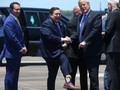 Gaya Wagub Louisiana Pakai Kaus Kaki 'Nyengir' Donald Trump
