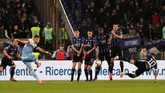 Penyerang Lazio, Ciro Immobile, gagal menambah torehan golnya musim ini dengan membobol gawang Atalanta. Immobile sudah mencetak 18 gol di semua ajang dan empat di antaranya tercipta di ajang Coppa Italia. (REUTERS/Ciro De Luca)