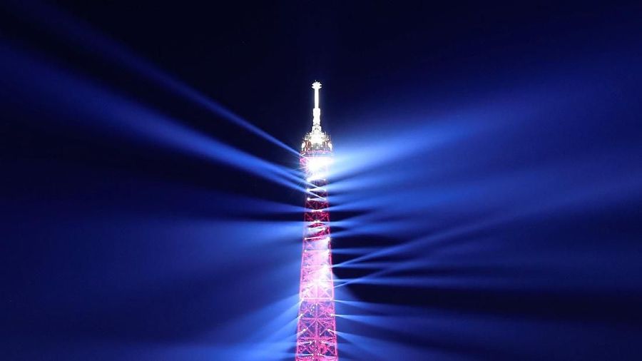 Rayakan hari jadi ke-130, menara Eiffel menampilkan kerlap-kerlip kemewahan lampunya pada malam hari.