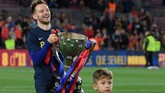 Ivan Rakitic meraih banyak sukses bersama Barcelona sejak 2014 dan belakangan dihubungkan dengan kepindahan ke Inter Milan dan Barcelona. Dengan usia sudah 31, Barcelona bersedia mendengar tawaran dari klub-klub yang menginginkan Rakitic. (LLUIS GENE / AFP)