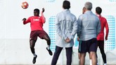 Berstatus juara dunia, Samuel Umtiti justru lebih sering duduk di bangku cadangan Barcelona musim lalu. Dengan rencana kedatangan Matthijs de Ligt, Umtiti semakin terbelakang dalam status pilihan pelatih Ernesto Valverde. (REUTERS/Albert Gea)