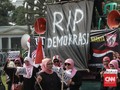 Ketika Emak-emak Bawa Keranda Mayat di Depan Istana