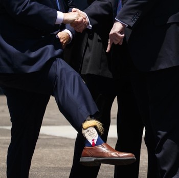 Begini Reaksi Trump Saat Tahu Wajahnya Jadi Kaus Kaki