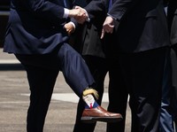 Begini Reaksi Trump Saat Tahu Wajahnya Jadi Kaus Kaki
