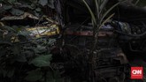 Suasana seperti berubah ketika memasuki kawasan Alas Roban, Hamparan hutan jati membuat kawasan lebih temaram, kontur jalan berkelok disertai tanjakan dan turunan tajam terhampar disepanjang jalan. (CNNIndonesia/Adhi Wicaksono).