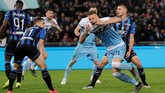 Sergej Milinkovic-Savic mencetak satu gol di laga ini yang membuatnya tercatat sudah empat kali membobol gawang Atalanta di semua kompetisi. (REUTERS/Ciro De Luca)
