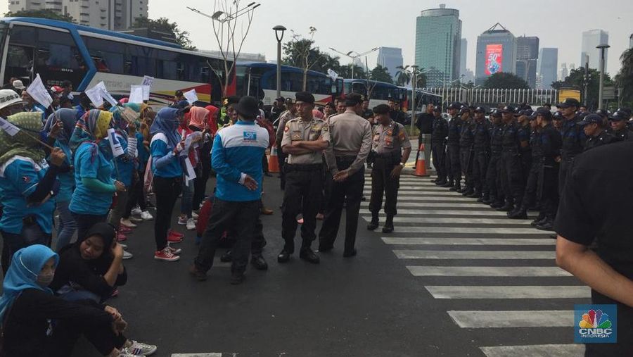 Mereka demo untuk menuntut gaji yang belum dibayar, kekurangan upah 2013-2018 yang juga belum dibayar.
