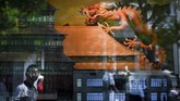 Miniatur naga ditampilkan di suatu toko di Beijing. (Photo by WANG ZHAO / AFP)