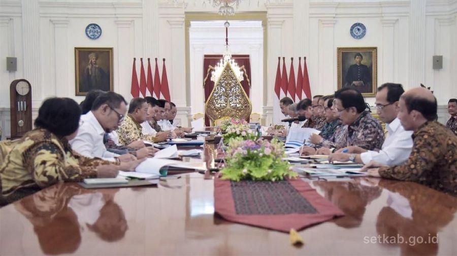 Jokowi mengelar rapat terbatas dengan topik pembahasan mengenai pendidikan dan pelatihan vokasi di Kantor Presiden, Kamis (16/5/2019).