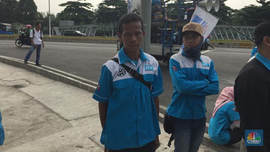 Mereka demo untuk menuntut gaji yang belum dibayar, kekurangan upah 2013-2018 yang juga belum dibayar.
