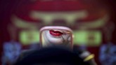 Seorang anggota kelompok opera tradisional China memulas tata rias sebelum tampil di suatu kuil di Bangkok, Thailand. (REUTERS/Athit Perawongmetha)