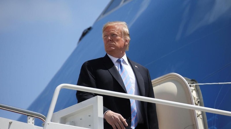 Sambutan Donald Trump saat berkunjung ke Louisiana kali ini sangat berbeda karena disambut oleh kaos kaki dengan wajahnya sendiri.