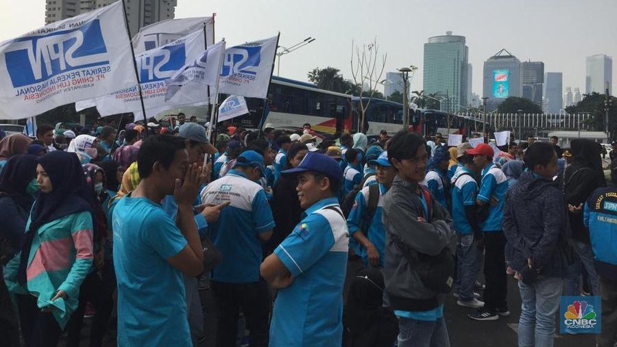 Persoalan pesangon masih jadi momok bagi pengusaha di UU ketenagakerjaan, tapi bagi buruh sudah cukup, tak perlu direvisi.