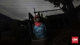 Warga sekitar percaya terdapat gapura mistis yang dijaga mahluk berkepala anjing sebagai penanda pintu masuk wilayah gaib Alas Roban. Konon, di sekitar daerah tersebut selalu terjadi kecelakaan apabila dipasang rambu marka jalan. (CNNIndonesia/Adhi Wicaksono).
