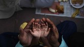 Di masjid Jama di New Delhi, India, seorang ayah memegang tangan putrinya ketika sama-sama berdoa sebelum berbuka puasa di hari pertama bulan Ramadan. (AP Photo/Manish Swarup, File)