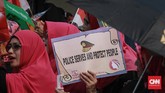 Sekitar 200 wanita yang menamakan diri Perempuan Indonesia Bergerak (PIB) menggelar aksi di seberang Istana Merdeka, Jakarta Pusat, menolak hasil penghitungan suara dan sistem hitung (Situng) KPU, 16 Mei 2019. (CNN Indonesia/Andry Novelino)