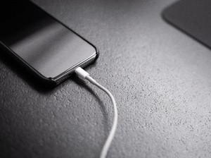 Cara Cas HP yang Benar biar Baterainya Awet dan Gadget Tak Rusak