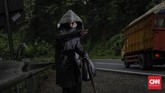 Di beberapa titik berdiri beberapa tunawisma mengenakan pakaian serba hitam dan muka tertutup, selalu melambaikan tangan minta sedekah ketika ada kendaraan yang melintas. (CNNIndonesia/Adhi Wicaksono).