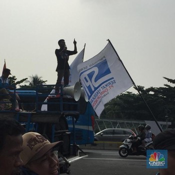 Gaji Belum Dibayar, Buruh Aksesoris Adidas Demo di BEI