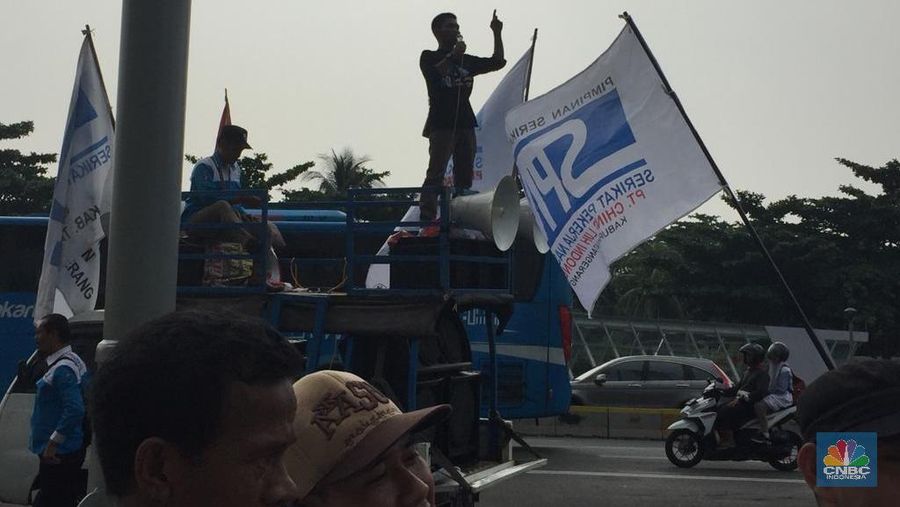 Mereka demo untuk menuntut gaji yang belum dibayar, kekurangan upah 2013-2018 yang juga belum dibayar.