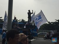 Gaji Belum Dibayar, Buruh Aksesoris Adidas Demo di BEI