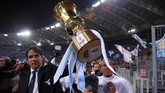 Simone Inzaghi berhasil meraih gelar keduanya selama melatih Lazio usai jadi juara Coppa Italia lewat kemenangan atas Atalanta. Gelar pertama Inzaghi adala Piala Super Italia yang diraih tahun 2017. (REUTERS/Alberto Lingria)