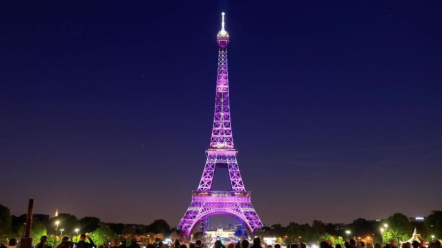 Rayakan hari jadi ke-130, menara Eiffel menampilkan kerlap-kerlip kemewahan lampunya pada malam hari.