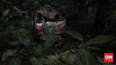 Sejumlah kendaraan bekas kecelakaan teronggok di hutan di Alas Roban, Jawa Tengah. Kendaraan itu dibiarkan rusak dan tidak diambil oleh pemiliknya. (CNNIndonesia/Adhi Wicaksono).