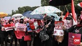 Ratusan perempuan itu mendatangi Istana dengan mengenakan pakaian hitam dan kerudung merah muda. (CNN Indonesia/Andry Novelino)