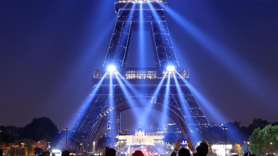 Rayakan hari jadi ke-130, menara Eiffel menampilkan kerlap-kerlip kemewahan lampunya pada malam hari.
