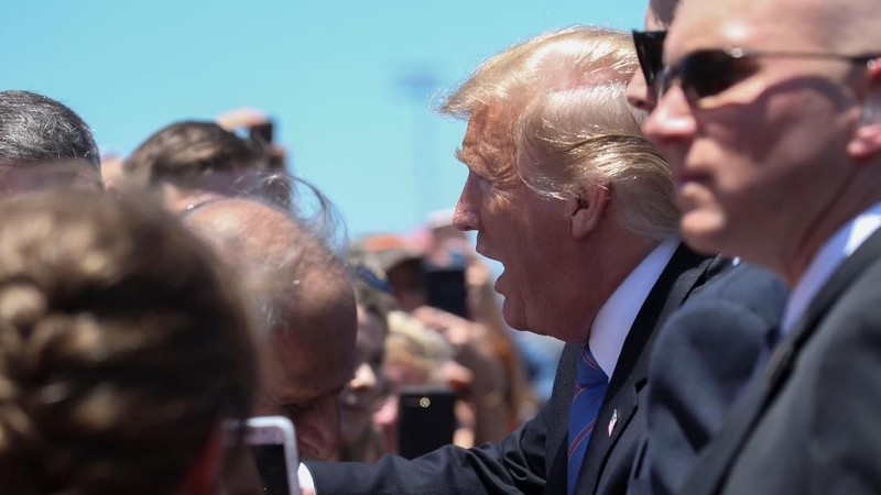 Sambutan Donald Trump saat berkunjung ke Louisiana kali ini sangat berbeda karena disambut oleh kaos kaki dengan wajahnya sendiri.