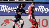 Marc Cucurella (kanan) dipinjamkan Barcelona ke Eibar musim lalu. Barcelona dikabarkan ingin menjual Cucurella secara permanen dengan harga €10 juta. (REUTERS/Vincent West)