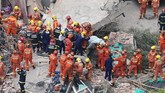 Seorang korban selamat harus diamputasi di lokasi kejadian karena kakinya tersangkut reruntuhan. (REUTERS/Aly Song)
