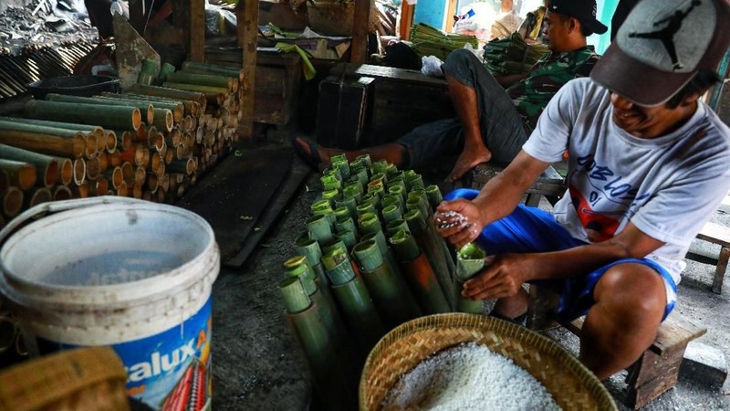 Lemang merupakan makanan dari beras ketan yang dimasak dalam seruas bambu yang digulung dengan daun pisang kemudian dibakar