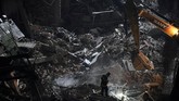 Seluruh korban luka-luka saat ini sedang menjalani perawatan di rumah sakit. Sejumlah kendaraan bermotor juga tertimbun reruntuhan. (REUTERS/Aly Song)