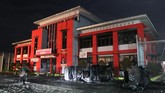 Prajurit TNI berjaga di depan Lapas Narkotika Kelas III Langkat, Sumatra Utara pasca kerusuhan Kamis (16/5/2019). Kerusuhan tersebut mengakibatkan tiga mobil petugas terbakar dan ratusan narapidana melarikan diri. ANTARA FOTO/Irsan Mulyadi/pras.