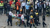 Sekitar 150 orang pemadam kebakaran dan tim penyelamat dikerahkan untuk membantu evakuasi korban. (REUTERS/Aly Song)