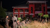 Prajurit TNI berjaga di depan Lapas Narkotika Kelas III Langkat, Sumatra Utara pasca kerusuhan, Kamis (16/5/2019). Kerusuhan tersebut mengakibatkan tiga mobil petugas rusak terbakar dan ratusan napi melarikan diri. ANTARA FOTO/Irsan Mulyadi/pras.